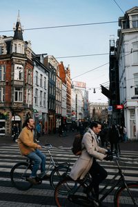 Fietsers en voetgangers in een Nederlandse binnenstad